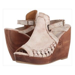 Very Volatile Carry’s White Sandal